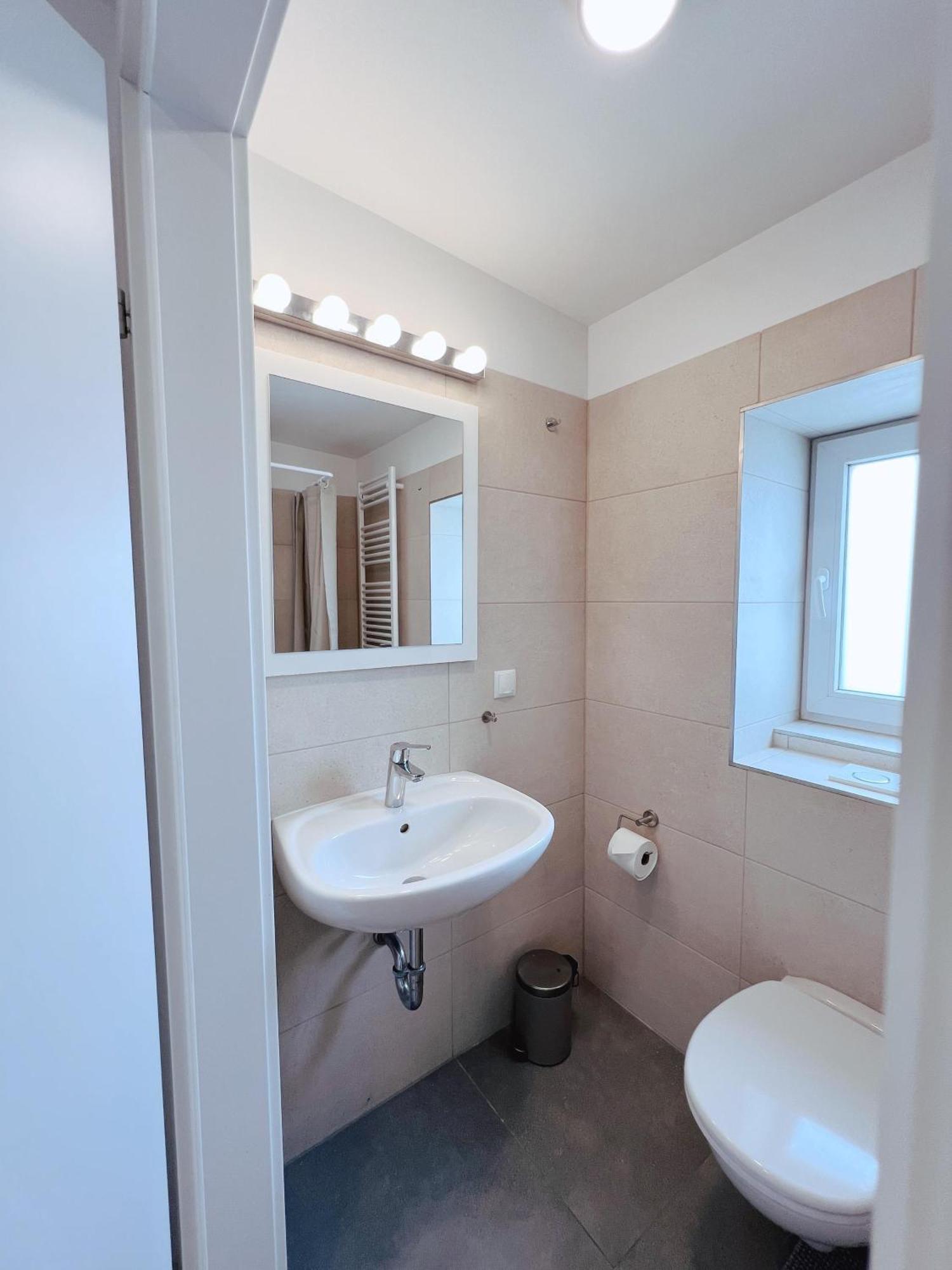 Brunnenmarkt Balcony Apartment Wina Bagian luar foto